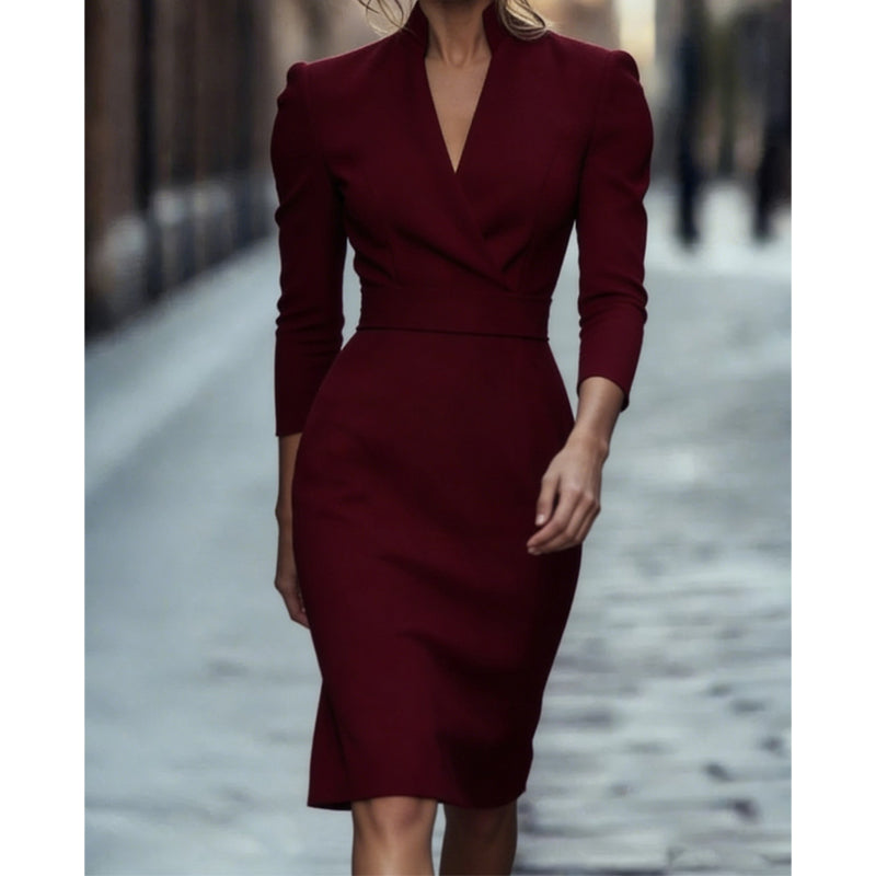 Vestido elegante ajustado con cuello alto y escote en V